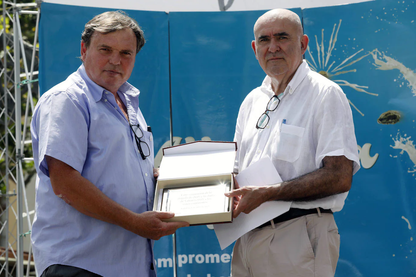 Valencia celebra este sábado 6 de julio el Día de la Horchata y la Chufa, dentro del programa oficial de la Gran Fira 2019. Con un calor sofocante, los valencianos han agradecido la degustación del refrescante producto en la plaza del Ayuntamiento. La feria incluye además talleres para elaborar horchata casera, actuaciones musicales y una exposición de maquinaria agrícola. La degustación continúa hasta las 21.00 horas.