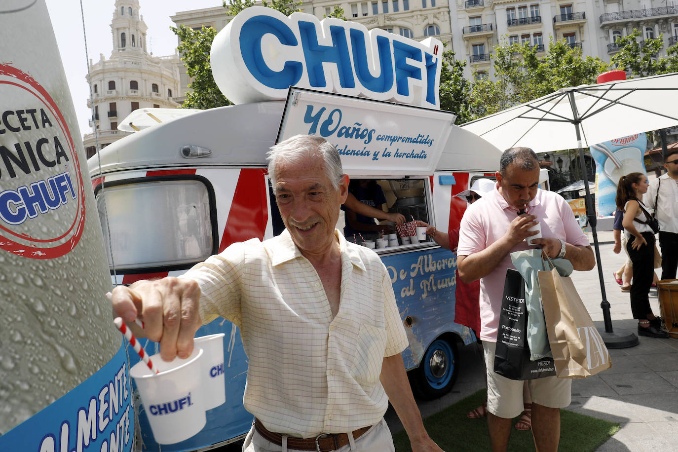 Valencia celebra este sábado 6 de julio el Día de la Horchata y la Chufa, dentro del programa oficial de la Gran Fira 2019. Con un calor sofocante, los valencianos han agradecido la degustación del refrescante producto en la plaza del Ayuntamiento. La feria incluye además talleres para elaborar horchata casera, actuaciones musicales y una exposición de maquinaria agrícola. La degustación continúa hasta las 21.00 horas.