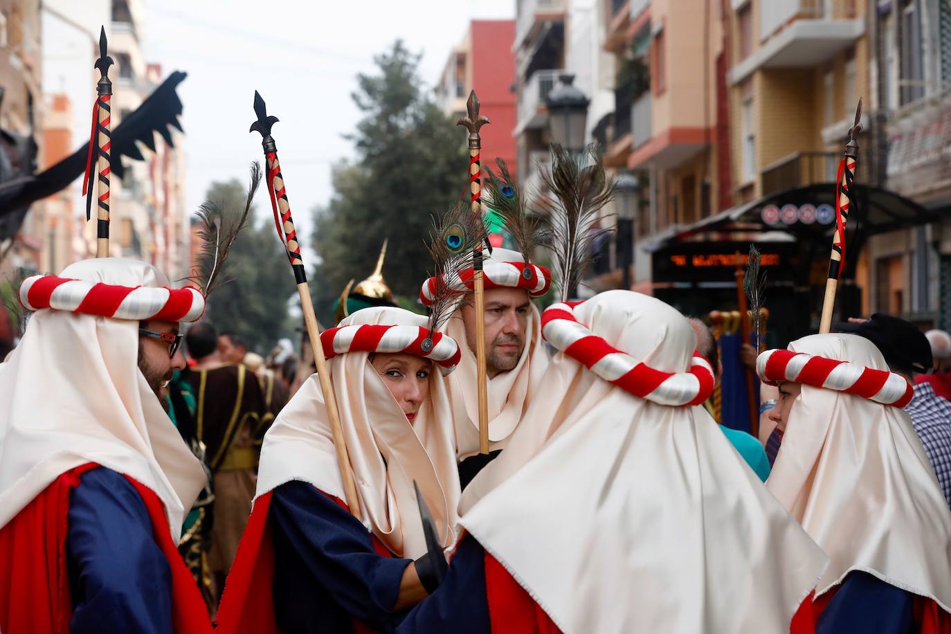 Los moros y cristianos han tomado este sábado Valencia. La Agrupació de Moros i Cristians del Marítim ha celebrado la tradicional entrada dentro del programa de actos de la Feria de Julio. 