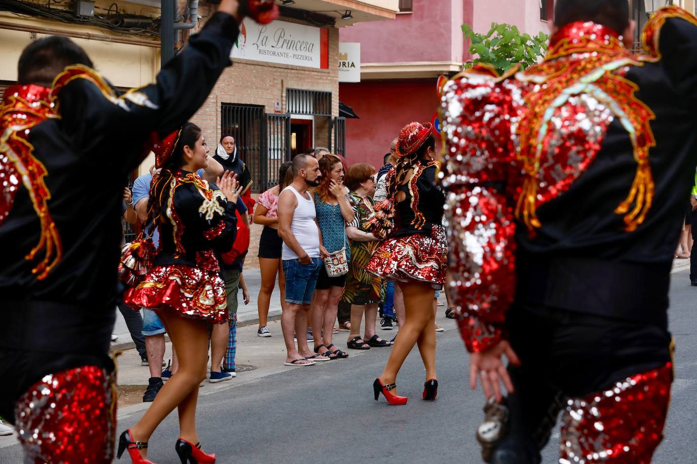 Los moros y cristianos han tomado este sábado Valencia. La Agrupació de Moros i Cristians del Marítim ha celebrado la tradicional entrada dentro del programa de actos de la Feria de Julio. 