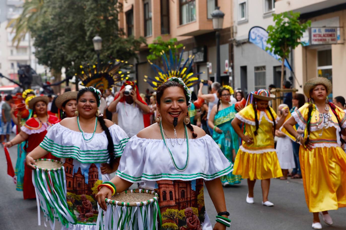 Los moros y cristianos han tomado este sábado Valencia. La Agrupació de Moros i Cristians del Marítim ha celebrado la tradicional entrada dentro del programa de actos de la Feria de Julio. 