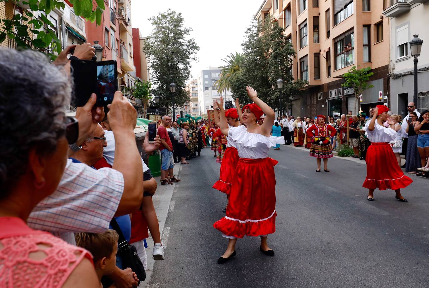 Los moros y cristianos han tomado este sábado Valencia. La Agrupació de Moros i Cristians del Marítim ha celebrado la tradicional entrada dentro del programa de actos de la Feria de Julio. 