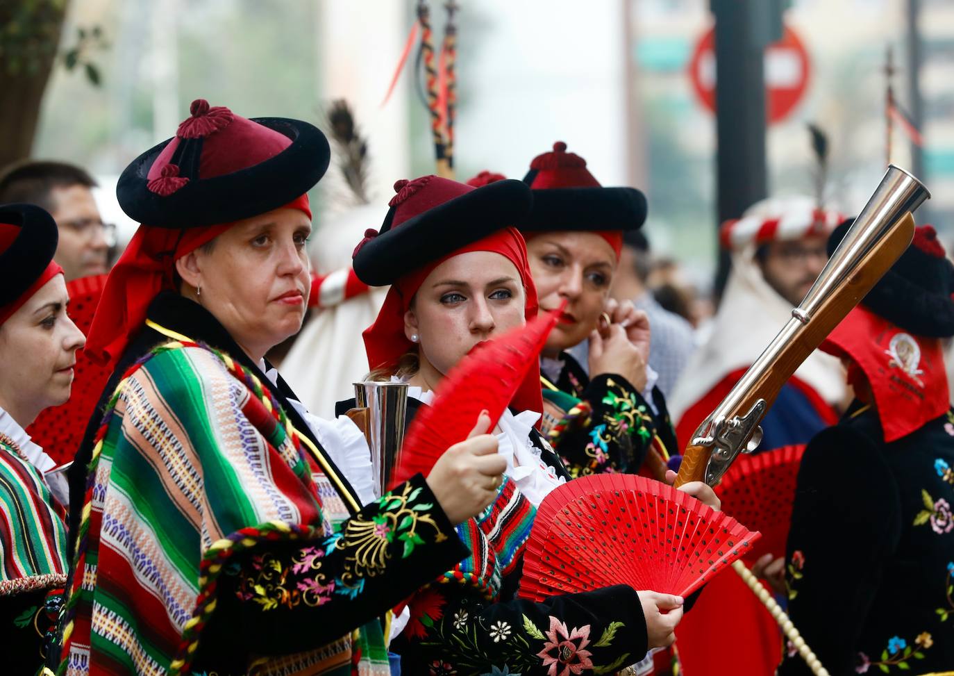 Los moros y cristianos han tomado este sábado Valencia. La Agrupació de Moros i Cristians del Marítim ha celebrado la tradicional entrada dentro del programa de actos de la Feria de Julio. 