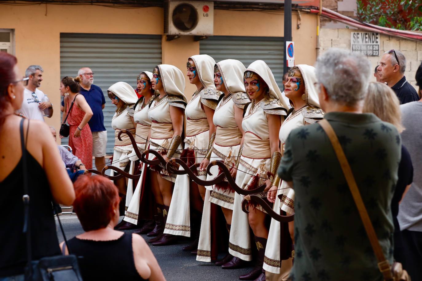 Los moros y cristianos han tomado este sábado Valencia. La Agrupació de Moros i Cristians del Marítim ha celebrado la tradicional entrada dentro del programa de actos de la Feria de Julio. 