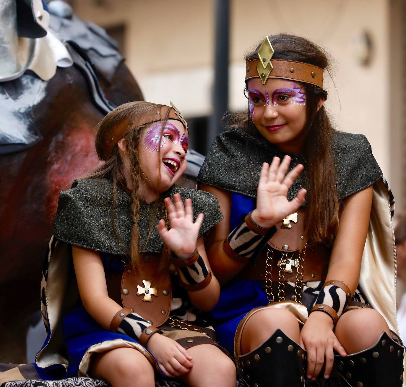 Los moros y cristianos han tomado este sábado Valencia. La Agrupació de Moros i Cristians del Marítim ha celebrado la tradicional entrada dentro del programa de actos de la Feria de Julio. 