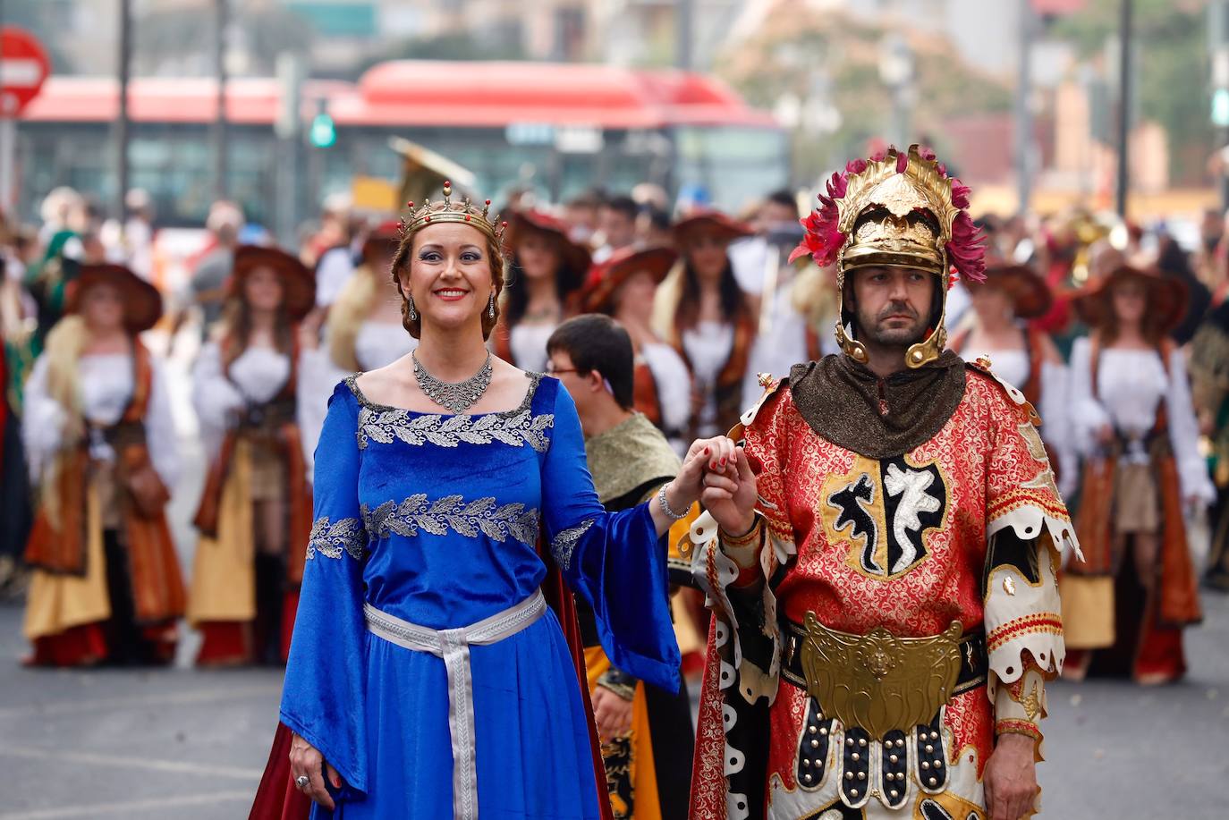 Los moros y cristianos han tomado este sábado Valencia. La Agrupació de Moros i Cristians del Marítim ha celebrado la tradicional entrada dentro del programa de actos de la Feria de Julio. 