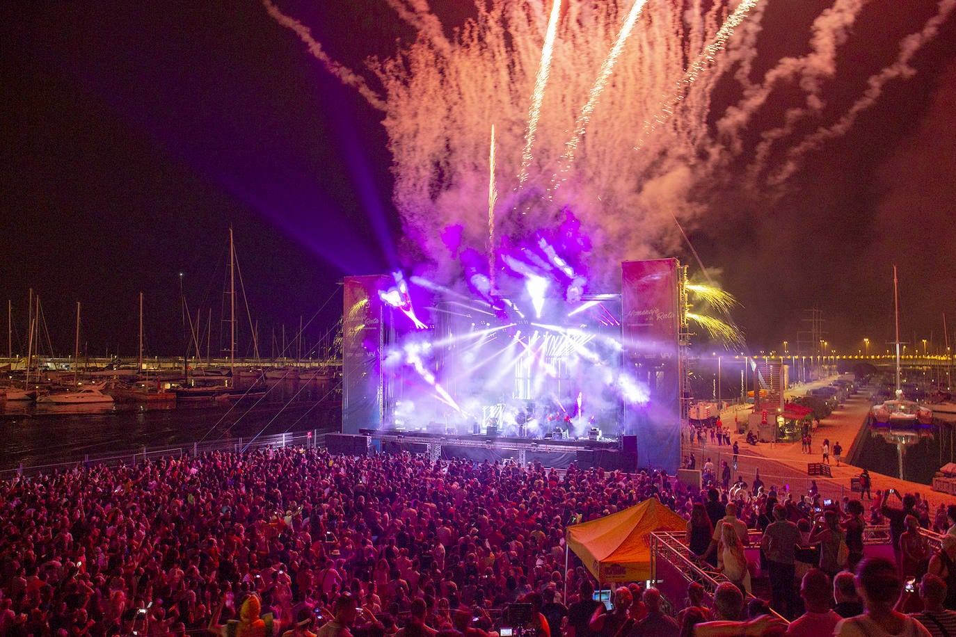 Miles de valencianos se han citado este sábado en La Marina con los dj y artistas «que hicieron bailar a miles de personas en las míticas discotecas de la década de los noventa». El festival y la fiesta '90s Homenaje a la Ruta' reúne a músicos como Nacho Fernández, Xtm, Damae, DJ Sylvan, Ian Masterson, Jerry Daley, Nacho Division, New Limit, Newton, Sabrina Salerno, Tina Cousins, XTM feat Annia, Arturo Roger, Coqui Selection, DJ Espinete, Edu DJ Veneno, Jesús Brisa, José Coll, Jose Conca, Kike Jaén, Los Gemelos, Miguel Monforte, Mónica X, Nacho Ortiz, Pau Thomas, Raúl Platero, Vicente Buitrón, Nacho Fernández, Vicente Ferrer y Víctor Pérez