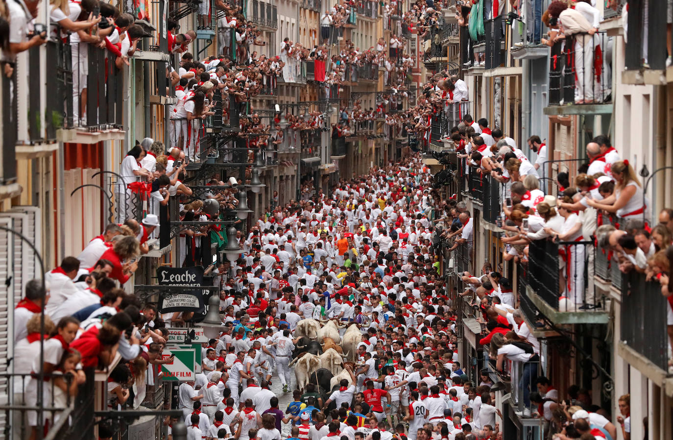 Los toros de El Puerto de San Lorenzo recorren rápidos el trazado de Pamplona dejando varios heridos en el primer encierro de San Fermín 2019.