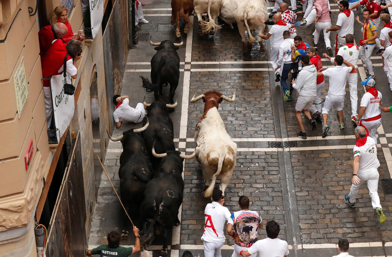 Los toros de El Puerto de San Lorenzo recorren rápidos el trazado de Pamplona dejando varios heridos en el primer encierro de San Fermín 2019.