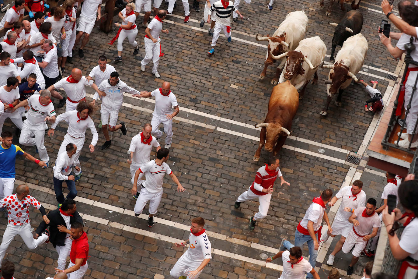 Los toros de El Puerto de San Lorenzo recorren rápidos el trazado de Pamplona dejando varios heridos en el primer encierro de San Fermín 2019.