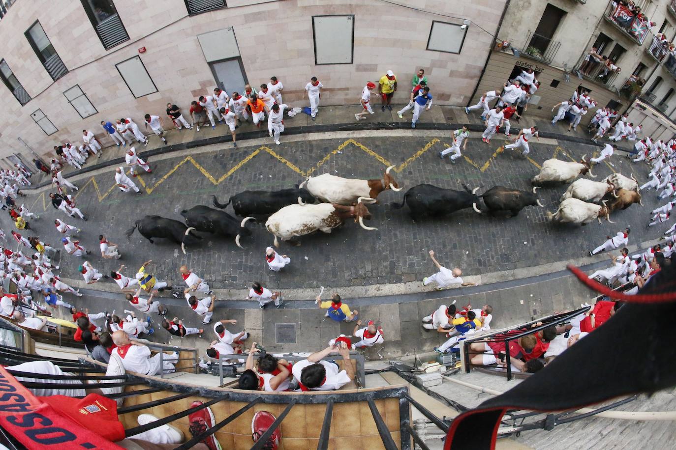 Los toros de El Puerto de San Lorenzo recorren rápidos el trazado de Pamplona dejando varios heridos en el primer encierro de San Fermín 2019.