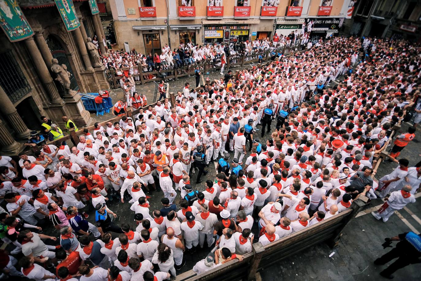 Los toros de El Puerto de San Lorenzo recorren rápidos el trazado de Pamplona dejando varios heridos en el primer encierro de San Fermín 2019.