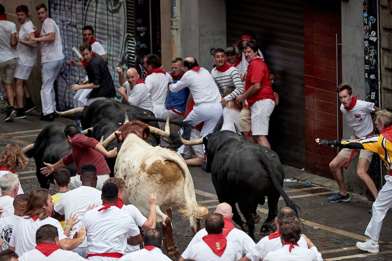 Los toros de El Puerto de San Lorenzo recorren rápidos el trazado de Pamplona dejando varios heridos en el primer encierro de San Fermín 2019.