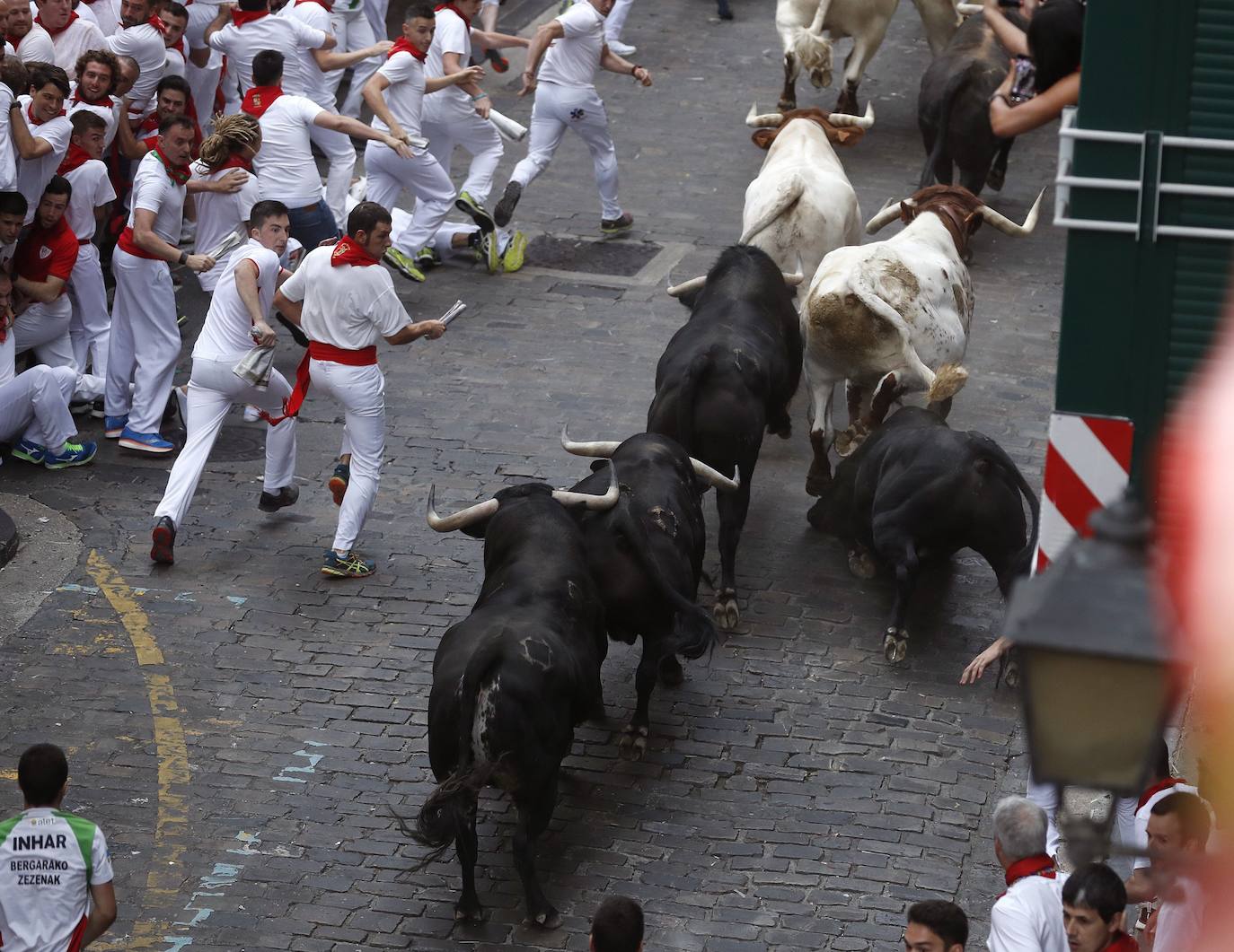 Los toros de El Puerto de San Lorenzo recorren rápidos el trazado de Pamplona dejando varios heridos en el primer encierro de San Fermín 2019.