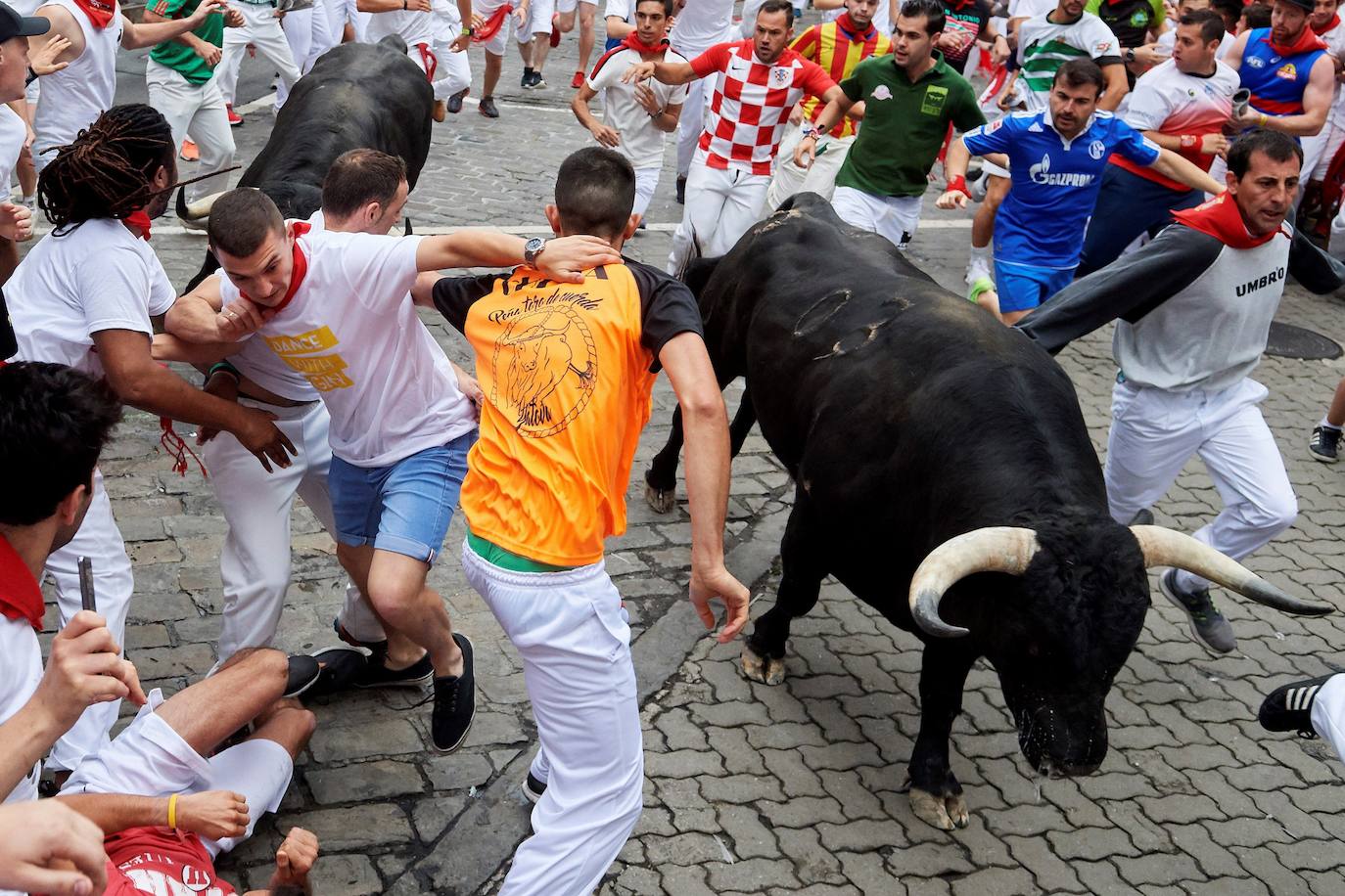 Los toros de El Puerto de San Lorenzo recorren rápidos el trazado de Pamplona dejando varios heridos en el primer encierro de San Fermín 2019.