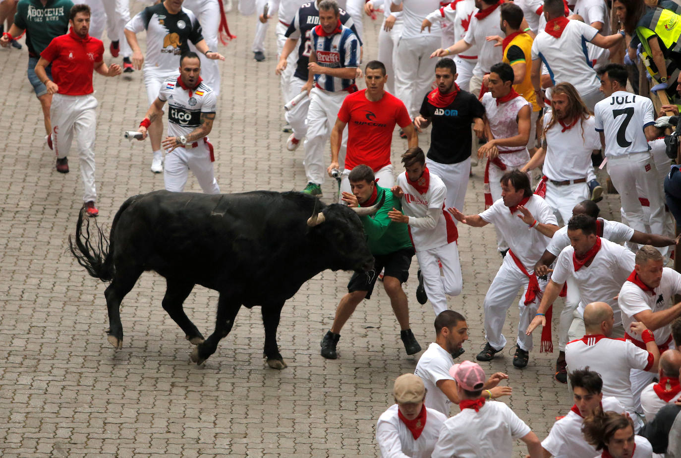 Los toros de El Puerto de San Lorenzo recorren rápidos el trazado de Pamplona dejando varios heridos en el primer encierro de San Fermín 2019.