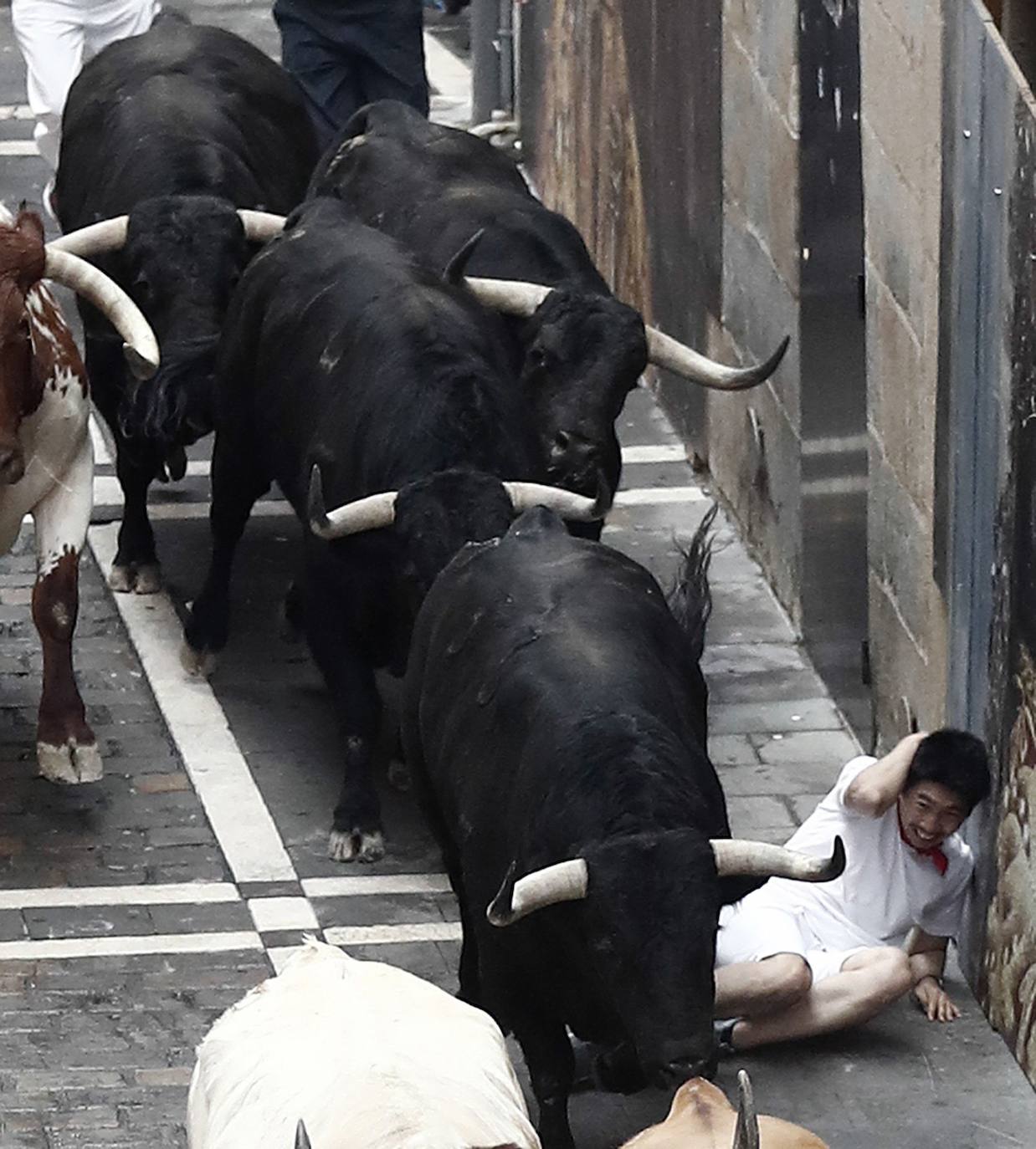 Los toros de El Puerto de San Lorenzo recorren rápidos el trazado de Pamplona dejando varios heridos en el primer encierro de San Fermín 2019.