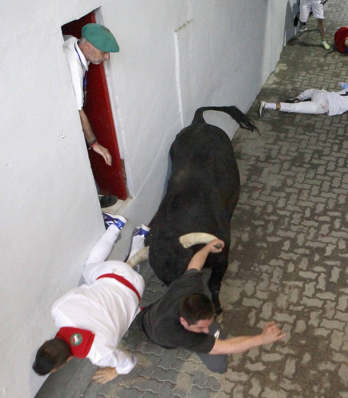 Los toros de El Puerto de San Lorenzo recorren rápidos el trazado de Pamplona dejando varios heridos en el primer encierro de San Fermín 2019.