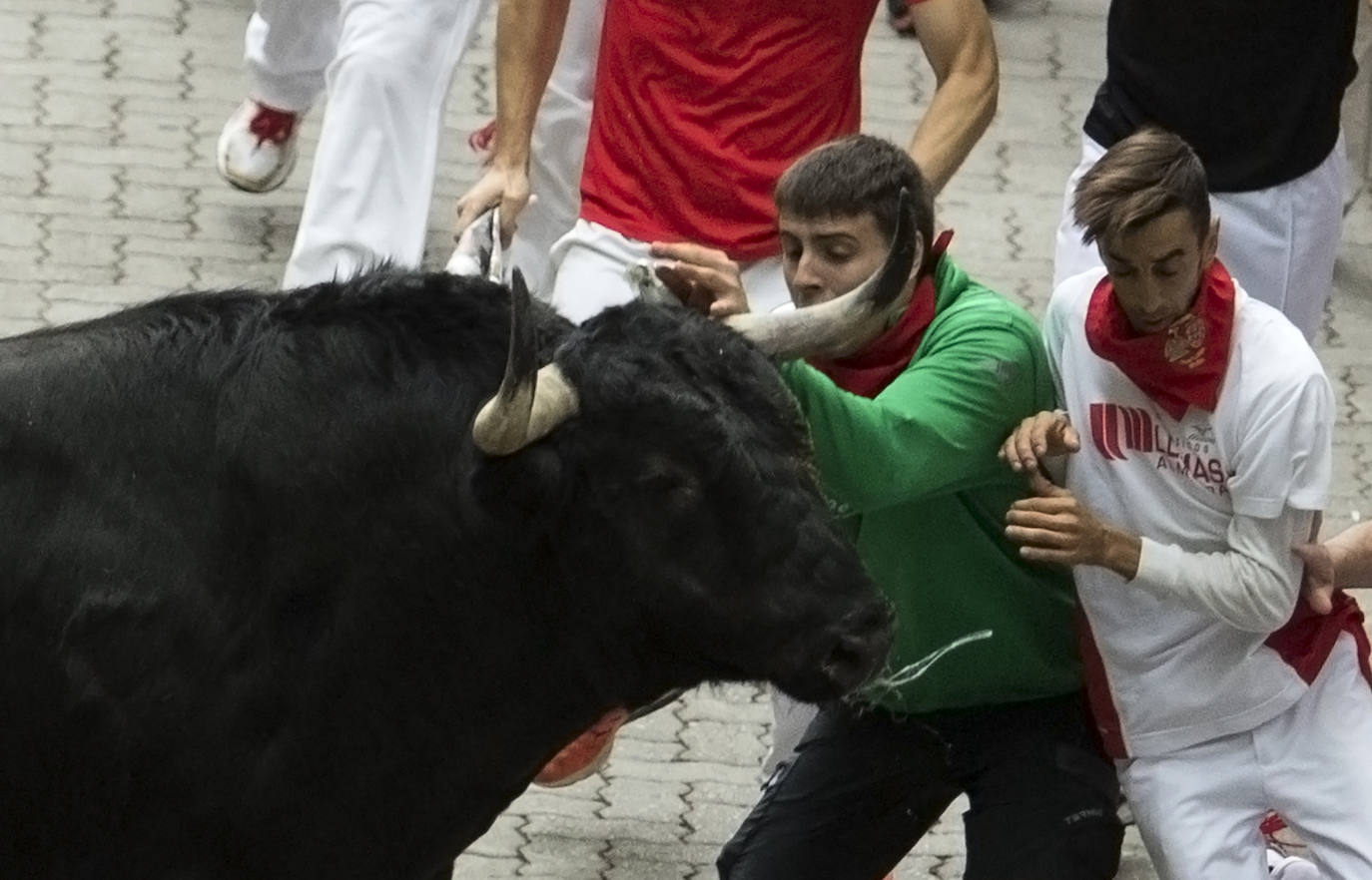 Los toros de El Puerto de San Lorenzo recorren rápidos el trazado de Pamplona dejando varios heridos en el primer encierro de San Fermín 2019.