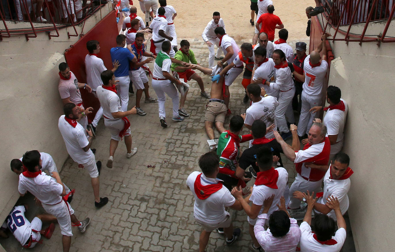 Los toros de El Puerto de San Lorenzo recorren rápidos el trazado de Pamplona dejando varios heridos en el primer encierro de San Fermín 2019.