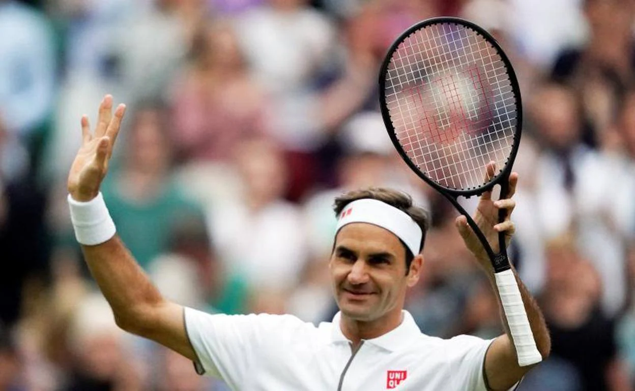 Roger Federer, saludando al público tras la victoria.