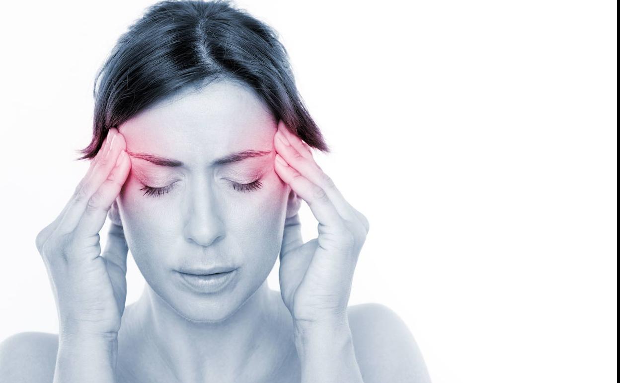 El dolor de las migrañas puede ir acompañado de naúseas, molestia de la luz y el ruido. 