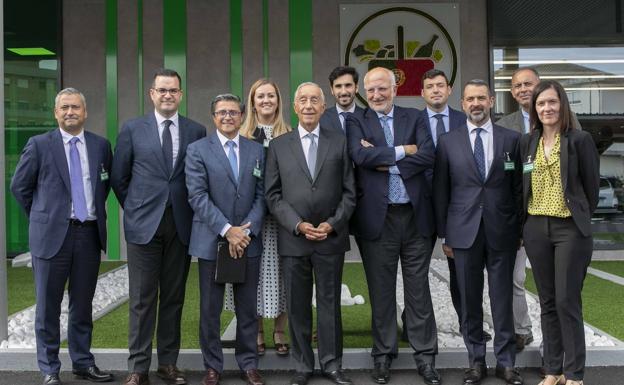 El presidente de Mercadona, Juan Roig, junto con el presidente de Portugal, Marcelo Rebelo de Sousa, miembros del Comité de Dirección de Mercadona y el resto de miembros del equipo. 