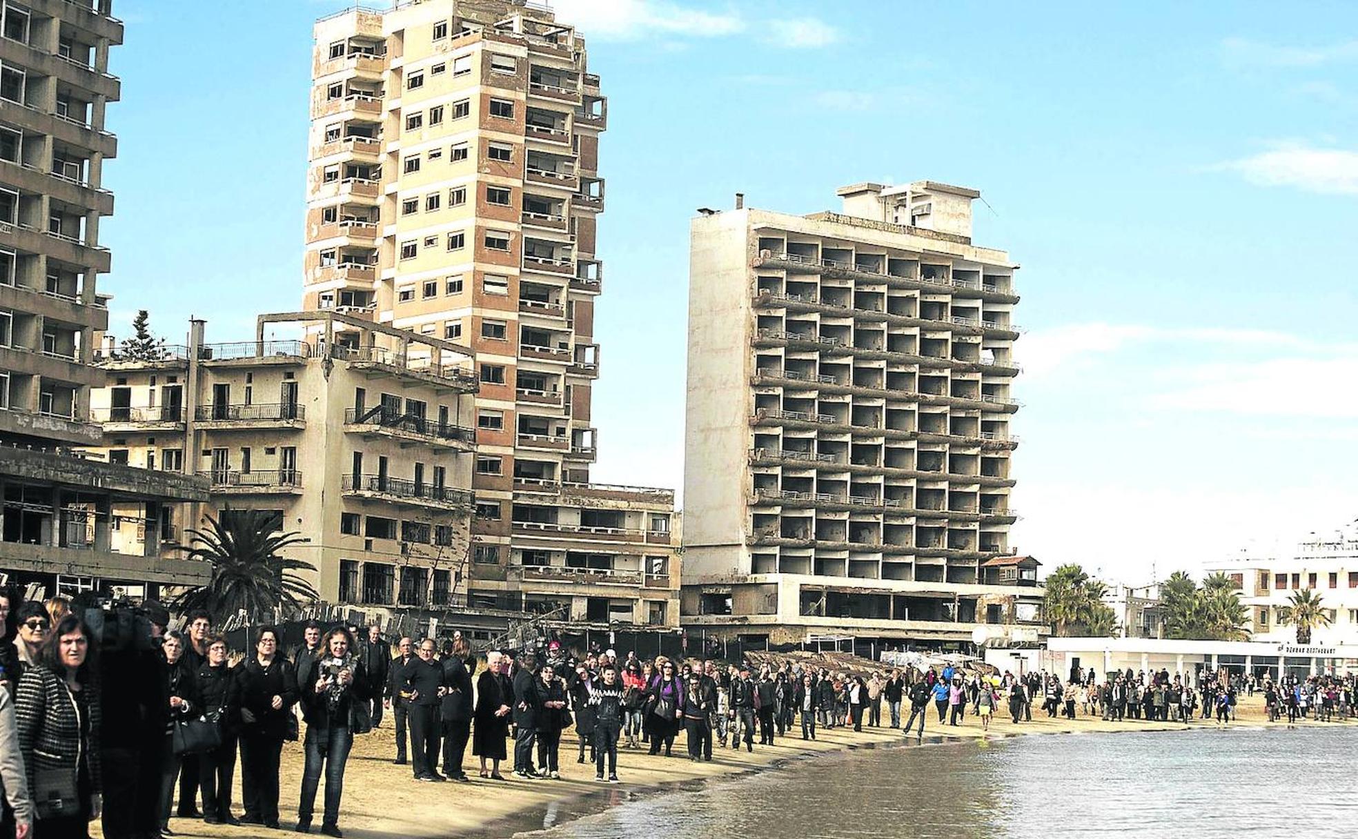 Viejo paraíso. Decenas de grandes hoteles ofrecían la mejor selección de habitaciones a los turistas que sucumbían a los encantos de Varosha. Hoy sólo quedan sus esqueletos. 