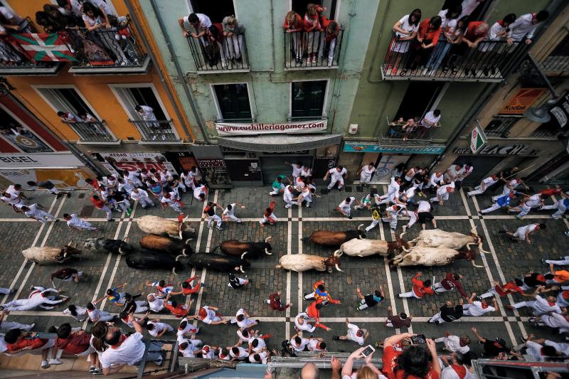 Fotos: Segundo encierro de San Fermín muy veloz y limpio de los toros de Cebada Gago