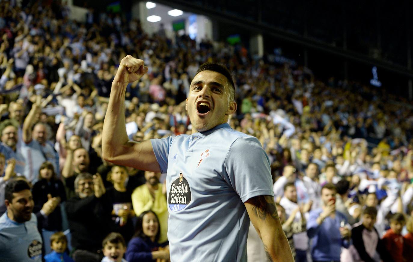 Maxi Gómez celebra un gol ante la afición del Celta. 