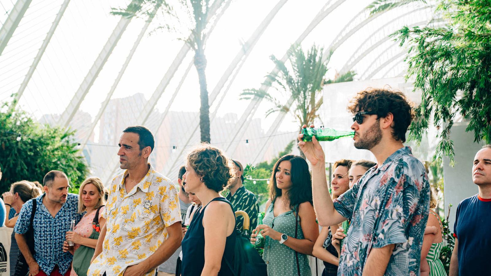 Uno de los espacios más veraniegos de Valencia se suma a los planes al aire libre con una jornada de música en directo, arte y buen ambiente bajo el nombre de Berenar! La propuesta cultural puede presumir de celebrarse en un entorno único como es la Ciudad de las Artes y las Ciencias de fondo. L'Umbracle se ha convertido en el escenario que ha recibido la actuación de Miqui Puig & ACP y las ilustraciones de Virginia Lorente, con un público valenciano que ha acogido el evento con un gran éxito. Si no has podido acercarte, el 28 de julio tienes otra cita con la que cerrar el mes junto al directo de Los Tiki Phantoms y las obras de la artista Laura Castelló. 