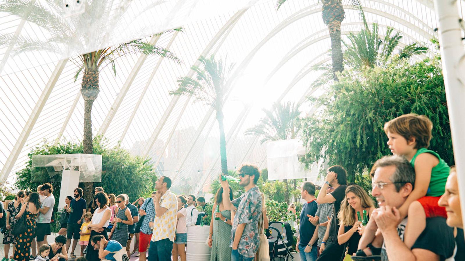 Uno de los espacios más veraniegos de Valencia se suma a los planes al aire libre con una jornada de música en directo, arte y buen ambiente bajo el nombre de Berenar! La propuesta cultural puede presumir de celebrarse en un entorno único como es la Ciudad de las Artes y las Ciencias de fondo. L'Umbracle se ha convertido en el escenario que ha recibido la actuación de Miqui Puig & ACP y las ilustraciones de Virginia Lorente, con un público valenciano que ha acogido el evento con un gran éxito. Si no has podido acercarte, el 28 de julio tienes otra cita con la que cerrar el mes junto al directo de Los Tiki Phantoms y las obras de la artista Laura Castelló. 