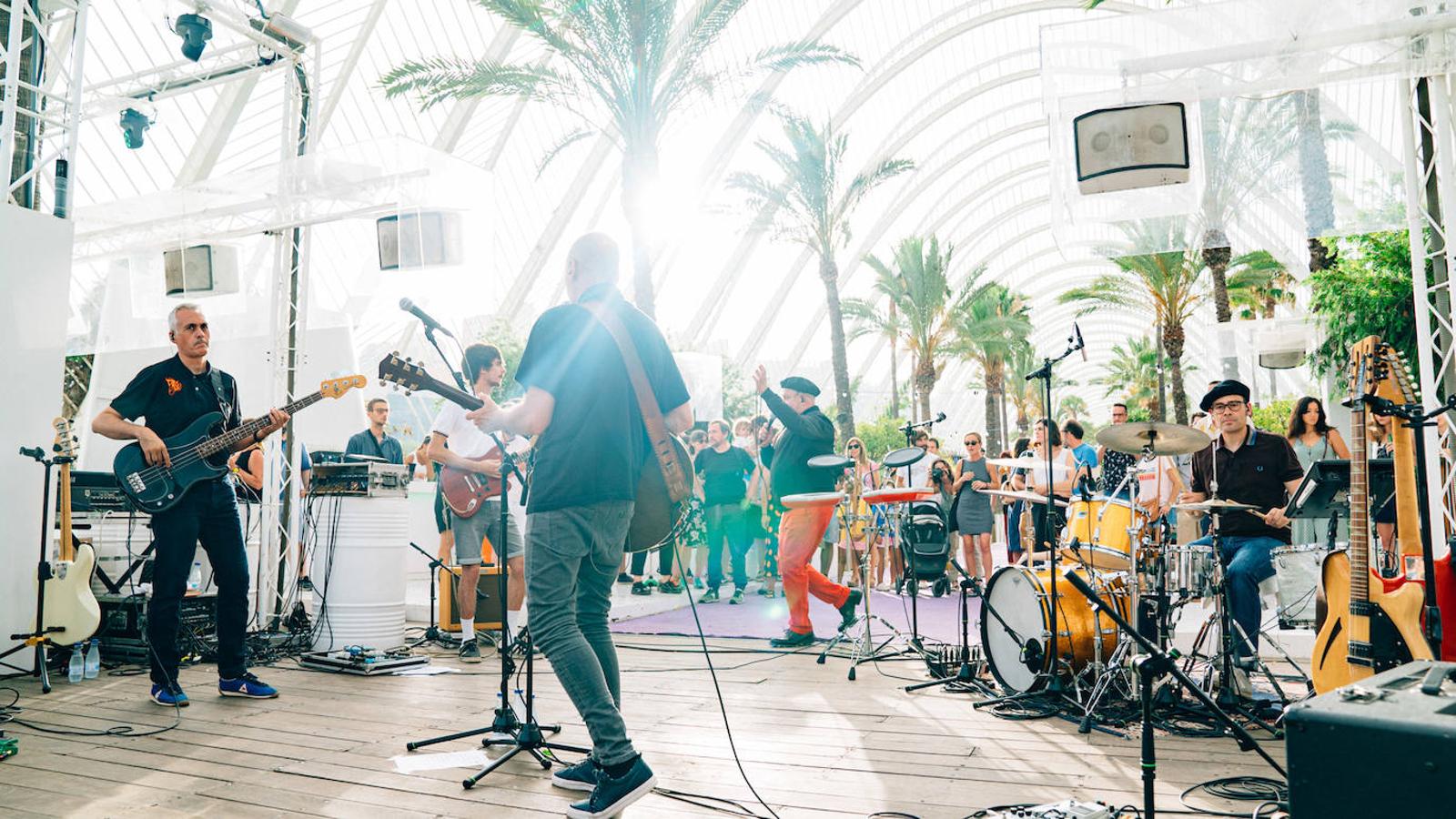 Uno de los espacios más veraniegos de Valencia se suma a los planes al aire libre con una jornada de música en directo, arte y buen ambiente bajo el nombre de Berenar! La propuesta cultural puede presumir de celebrarse en un entorno único como es la Ciudad de las Artes y las Ciencias de fondo. L'Umbracle se ha convertido en el escenario que ha recibido la actuación de Miqui Puig & ACP y las ilustraciones de Virginia Lorente, con un público valenciano que ha acogido el evento con un gran éxito. Si no has podido acercarte, el 28 de julio tienes otra cita con la que cerrar el mes junto al directo de Los Tiki Phantoms y las obras de la artista Laura Castelló. 