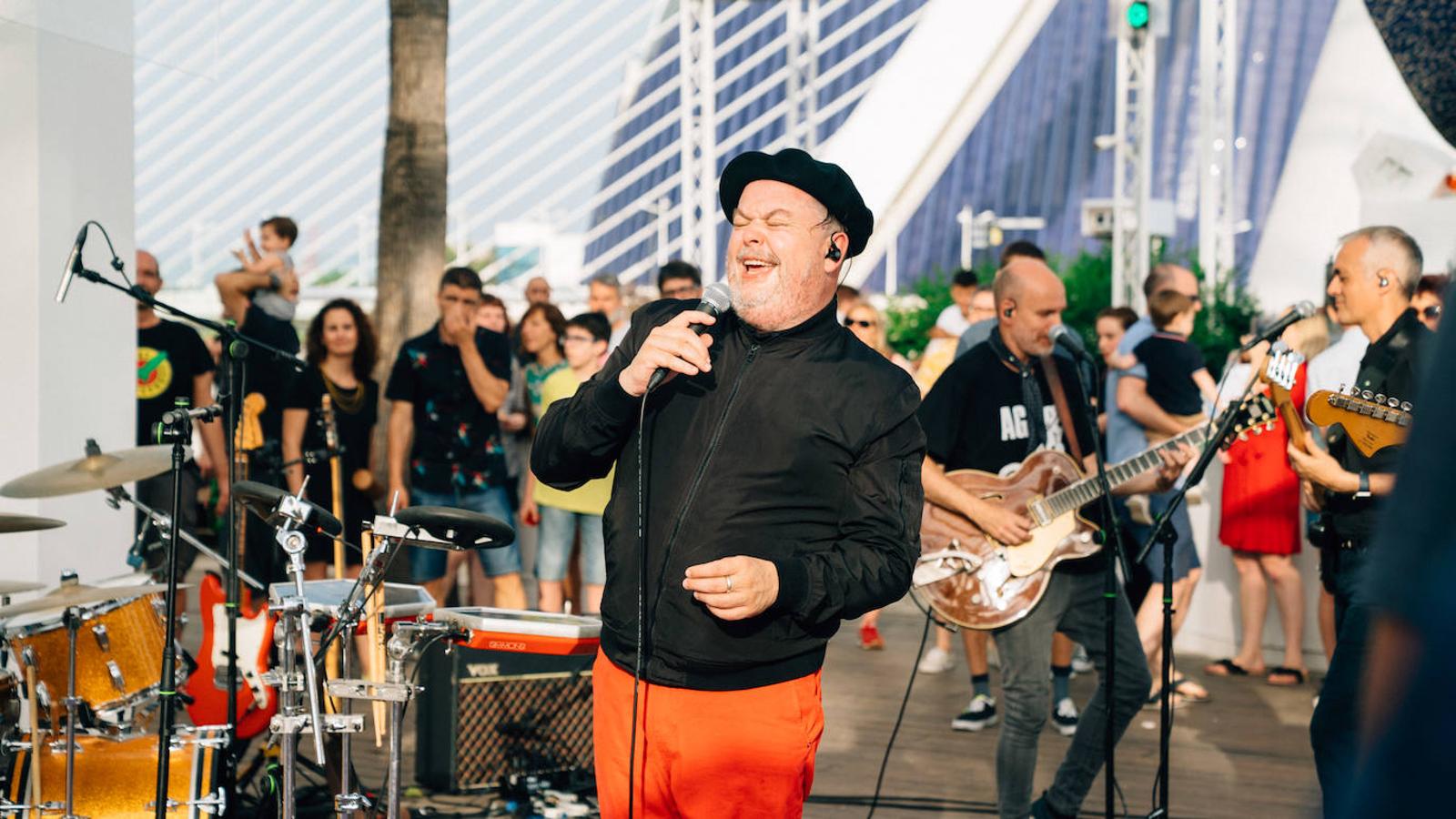 Uno de los espacios más veraniegos de Valencia se suma a los planes al aire libre con una jornada de música en directo, arte y buen ambiente bajo el nombre de Berenar! La propuesta cultural puede presumir de celebrarse en un entorno único como es la Ciudad de las Artes y las Ciencias de fondo. L'Umbracle se ha convertido en el escenario que ha recibido la actuación de Miqui Puig & ACP y las ilustraciones de Virginia Lorente, con un público valenciano que ha acogido el evento con un gran éxito. Si no has podido acercarte, el 28 de julio tienes otra cita con la que cerrar el mes junto al directo de Los Tiki Phantoms y las obras de la artista Laura Castelló. 