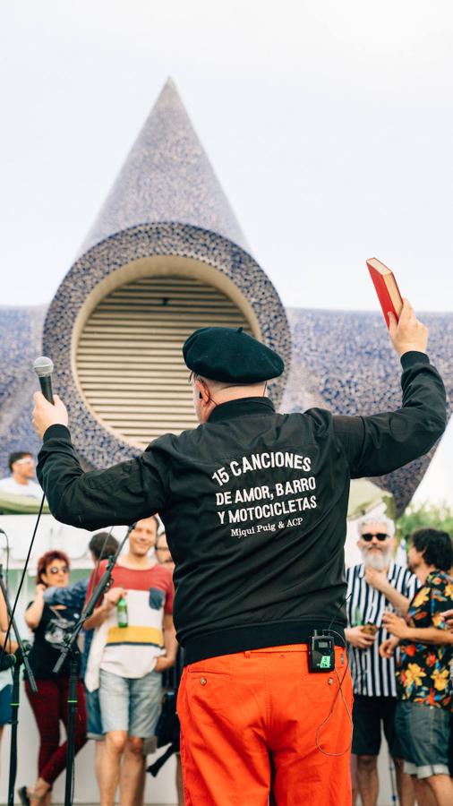 Uno de los espacios más veraniegos de Valencia se suma a los planes al aire libre con una jornada de música en directo, arte y buen ambiente bajo el nombre de Berenar! La propuesta cultural puede presumir de celebrarse en un entorno único como es la Ciudad de las Artes y las Ciencias de fondo. L'Umbracle se ha convertido en el escenario que ha recibido la actuación de Miqui Puig & ACP y las ilustraciones de Virginia Lorente, con un público valenciano que ha acogido el evento con un gran éxito. Si no has podido acercarte, el 28 de julio tienes otra cita con la que cerrar el mes junto al directo de Los Tiki Phantoms y las obras de la artista Laura Castelló. 