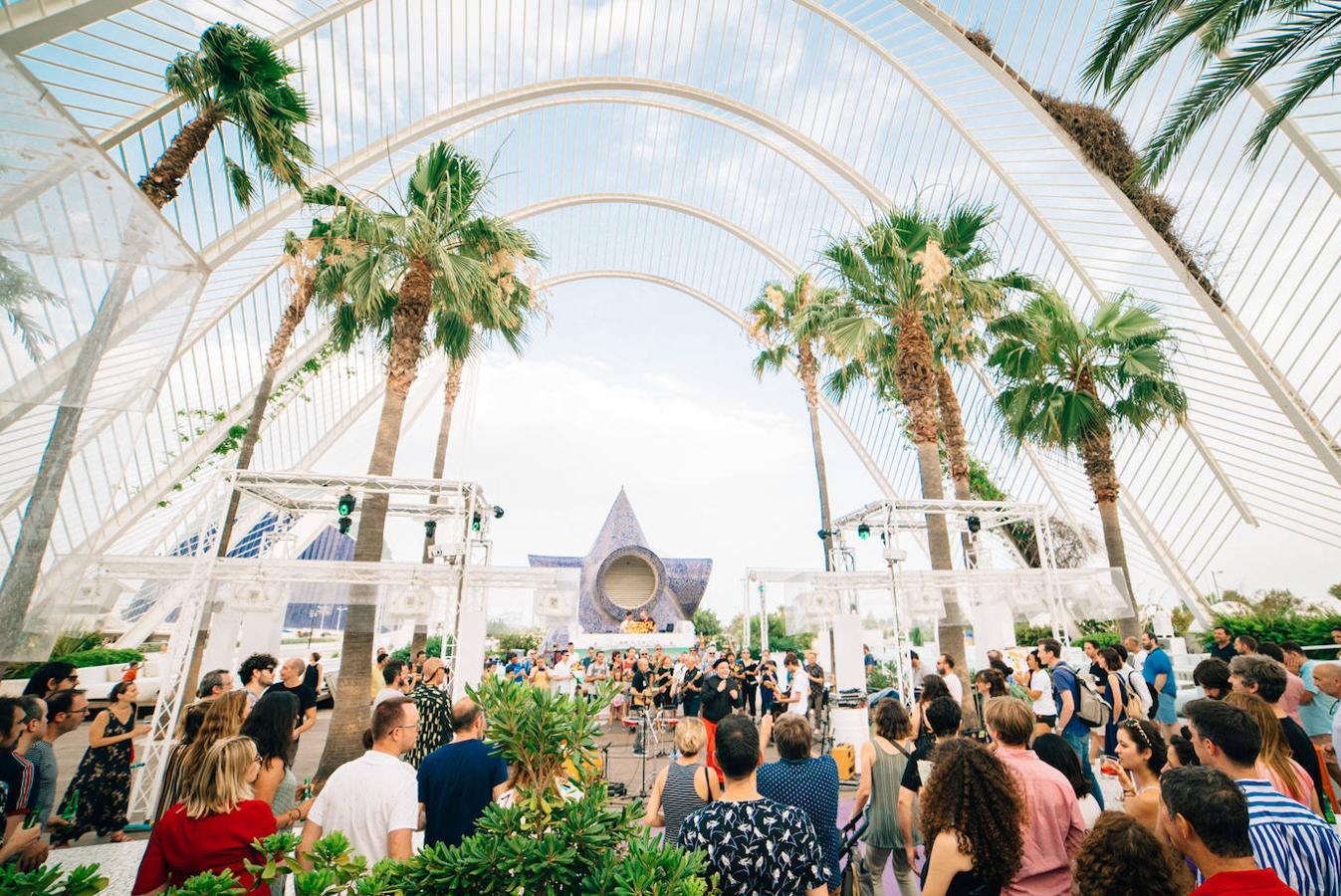 Uno de los espacios más veraniegos de Valencia se suma a los planes al aire libre con una jornada de música en directo, arte y buen ambiente bajo el nombre de Berenar! La propuesta cultural puede presumir de celebrarse en un entorno único como es la Ciudad de las Artes y las Ciencias de fondo. L'Umbracle se ha convertido en el escenario que ha recibido la actuación de Miqui Puig & ACP y las ilustraciones de Virginia Lorente, con un público valenciano que ha acogido el evento con un gran éxito. Si no has podido acercarte, el 28 de julio tienes otra cita con la que cerrar el mes junto al directo de Los Tiki Phantoms y las obras de la artista Laura Castelló. 