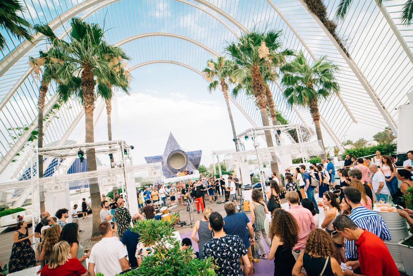 Uno de los espacios más veraniegos de Valencia se suma a los planes al aire libre con una jornada de música en directo, arte y buen ambiente bajo el nombre de Berenar! La propuesta cultural puede presumir de celebrarse en un entorno único como es la Ciudad de las Artes y las Ciencias de fondo. L'Umbracle se ha convertido en el escenario que ha recibido la actuación de Miqui Puig & ACP y las ilustraciones de Virginia Lorente, con un público valenciano que ha acogido el evento con un gran éxito. Si no has podido acercarte, el 28 de julio tienes otra cita con la que cerrar el mes junto al directo de Los Tiki Phantoms y las obras de la artista Laura Castelló. 