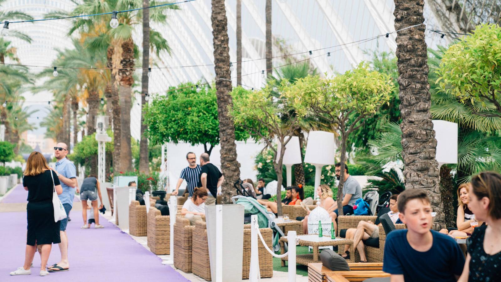 Uno de los espacios más veraniegos de Valencia se suma a los planes al aire libre con una jornada de música en directo, arte y buen ambiente bajo el nombre de Berenar! La propuesta cultural puede presumir de celebrarse en un entorno único como es la Ciudad de las Artes y las Ciencias de fondo. L'Umbracle se ha convertido en el escenario que ha recibido la actuación de Miqui Puig & ACP y las ilustraciones de Virginia Lorente, con un público valenciano que ha acogido el evento con un gran éxito. Si no has podido acercarte, el 28 de julio tienes otra cita con la que cerrar el mes junto al directo de Los Tiki Phantoms y las obras de la artista Laura Castelló. 