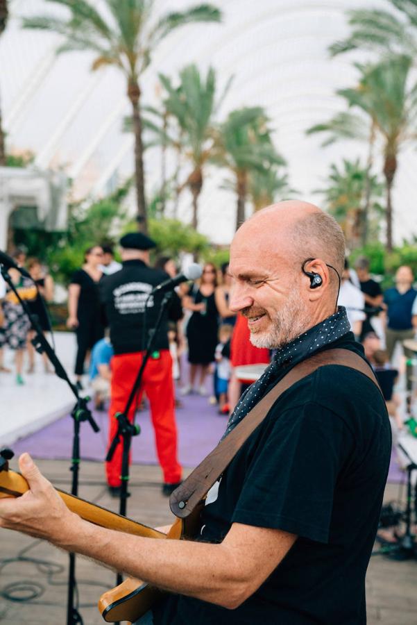 Uno de los espacios más veraniegos de Valencia se suma a los planes al aire libre con una jornada de música en directo, arte y buen ambiente bajo el nombre de Berenar! La propuesta cultural puede presumir de celebrarse en un entorno único como es la Ciudad de las Artes y las Ciencias de fondo. L'Umbracle se ha convertido en el escenario que ha recibido la actuación de Miqui Puig & ACP y las ilustraciones de Virginia Lorente, con un público valenciano que ha acogido el evento con un gran éxito. Si no has podido acercarte, el 28 de julio tienes otra cita con la que cerrar el mes junto al directo de Los Tiki Phantoms y las obras de la artista Laura Castelló. 