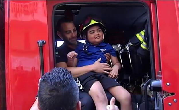 Los bomberos se desvivieron por el pequeño de tan solo 7 años hasta el final. 