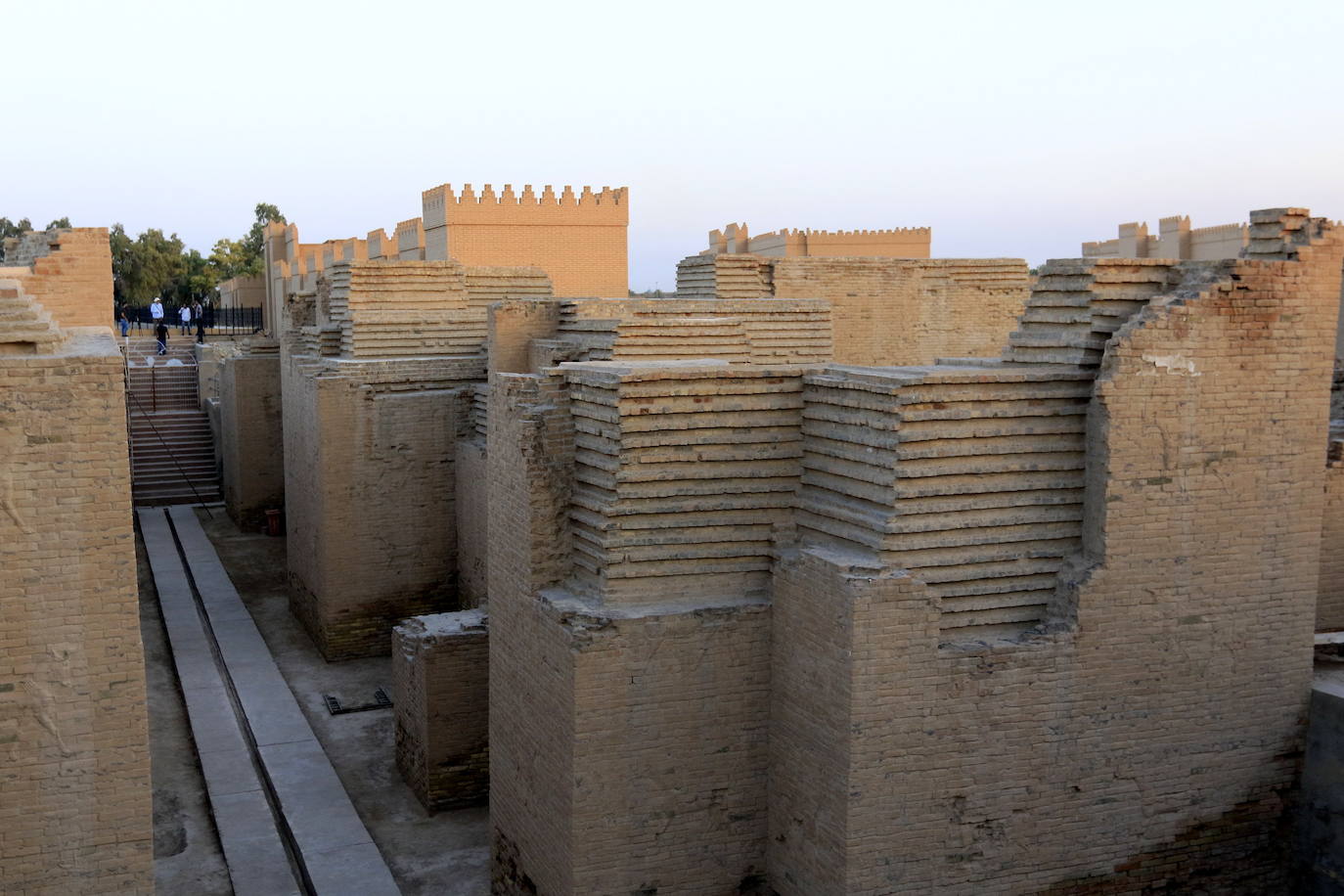 Babilonia. La Unesco ha inscrito en su Patrimonio Mundial el conjunto mesopotámico de Babilonia (Irak) con más de 4.000 años de antigüedad. Babilonia fue la mayor ciudad poblada de la historia antigua y su civilización, cuna de la escritura, administración y de la ciencia.