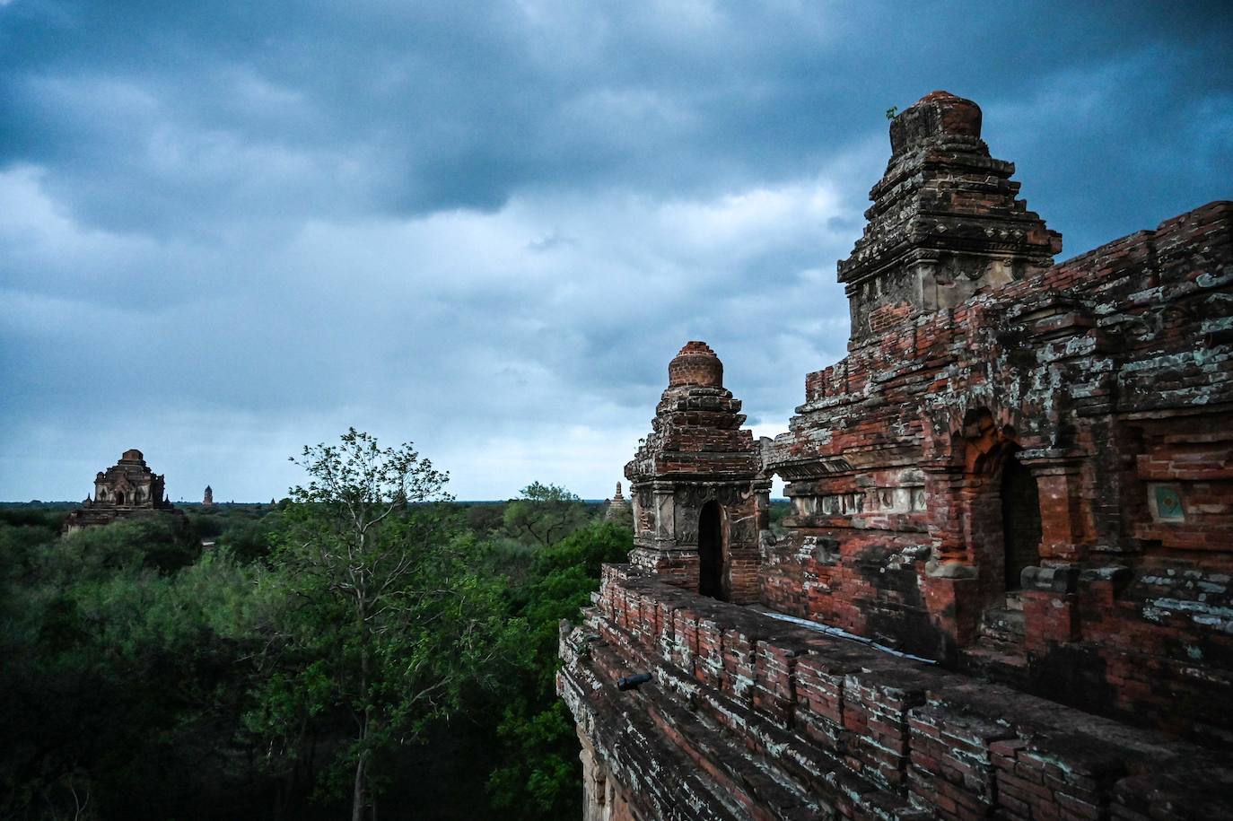 Templos de Bagan. El momumental complejo de los templos de Bagan, en Birmania, es uno de los nueve sitios culturales que la Unesco ha incluido en su lista del Patrimonio Mundial. El sitio sacro de Bagan posee numerosos templos, monasterios y lugares de peregrinación, así como vestigios arqueológicos, frescos y esculturas. El lugar constituye un testimonio de la civilización que floreció entre los siglos XI y XIII en la región.