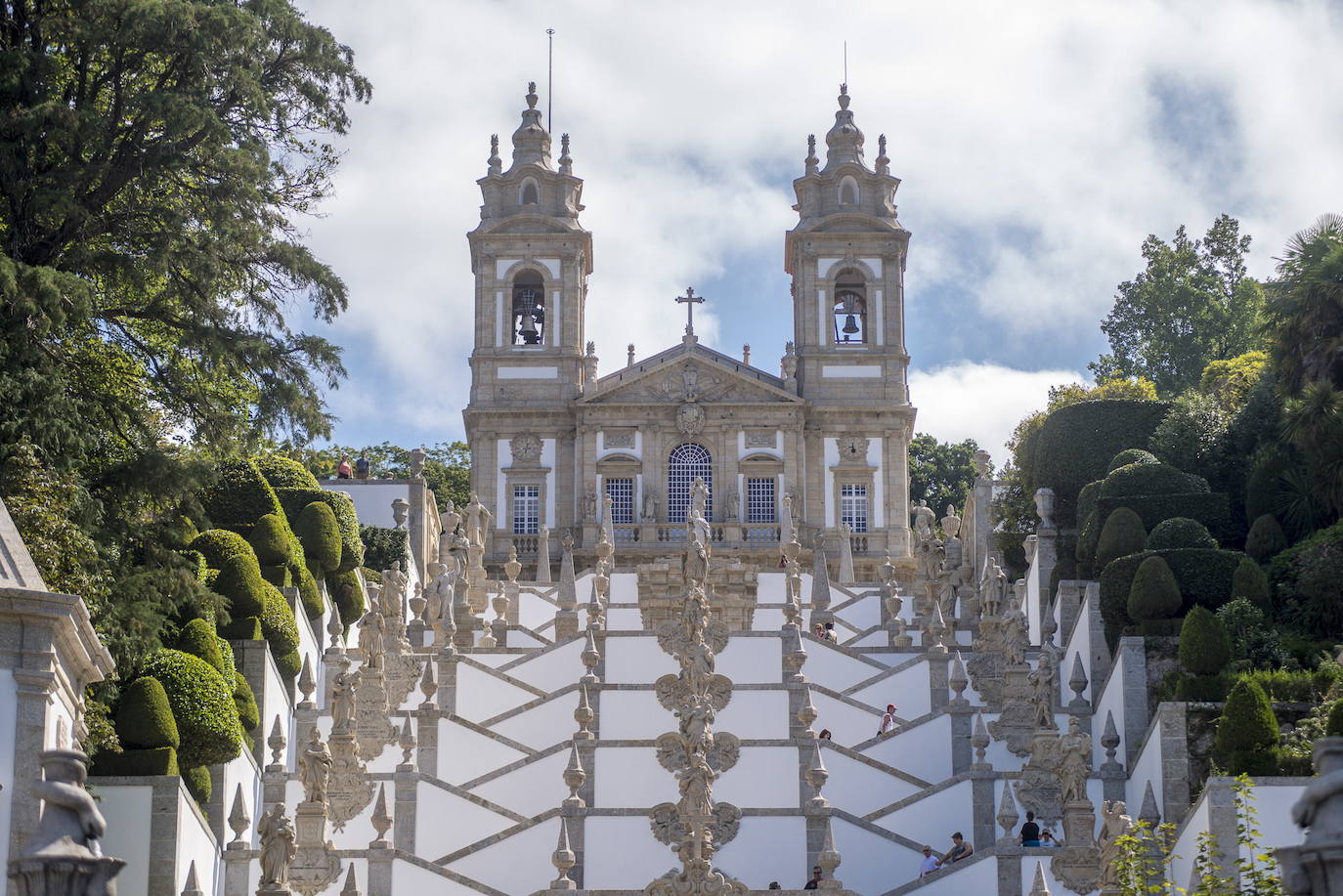 Santuario de Braga. En el norte de Portugal se encuentra este sitio que evoca la Jerusalén cristiana con su montaña sacrosanta. El santuario, predominantemente barroco, destaca por el Via Crucis que se extiende por la ladera occidental del cerro, con capillas, estatuas alegóricas, jardines clásicos y grupos escultóricos que representan la Pasión de Cristo. 