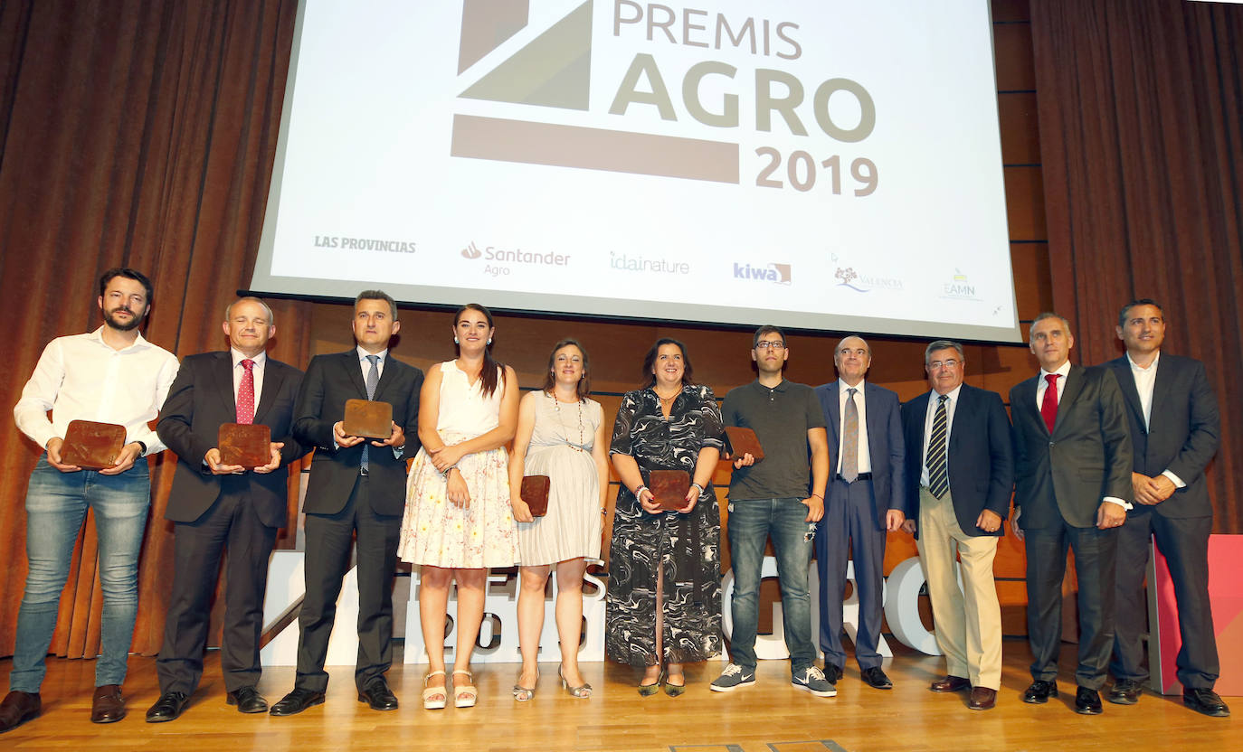 El emblemático Jardín Botánico de Valencia se convirtió en la tarde del martes en el escenario perfecto para el homenaje que LAS PROVINCIAS, en colaboración con Banco Santander e Idai Nature, brindó al sector agroalimentario de la Comunitat Valenciana. La primera edición de los Premios Agro pone en valor el talento y reconoce la constancia, el carácter emprendedor y la innovación que agricultores, ganaderos y empresarios de la agroalimentación aplican a su trabajo en un sector que supone en conjunto el 18% del PIB valenciano. Vicente Fontestad, presidente del grupo Fontestad, exportador de cítricos, recibía el galardón a la Trayectoria 'Toda una vida'. El premio a la Integración Medioambiental recayó en Elvira Chorques, ganadera y veterinaria. Vicky Foods, antigua Dulcesol, era reconocida con el galardón a la Transformación Agroalimentaria. La cooperativa de segundo grado Anecoop recibía el premio a la Exportación. A Adolfo García, gerente de Ecoiberope, se le entregó el premio a la Innovación por su trabajo en la especialidad de procesados veganos. La quesería La Planeta de Xert, recibía el premio a la Iniciativa Joven. El premio a la Mujer del Año ha correspondido a Regina Monsalve, ingeniera agrícola y empresaria. 