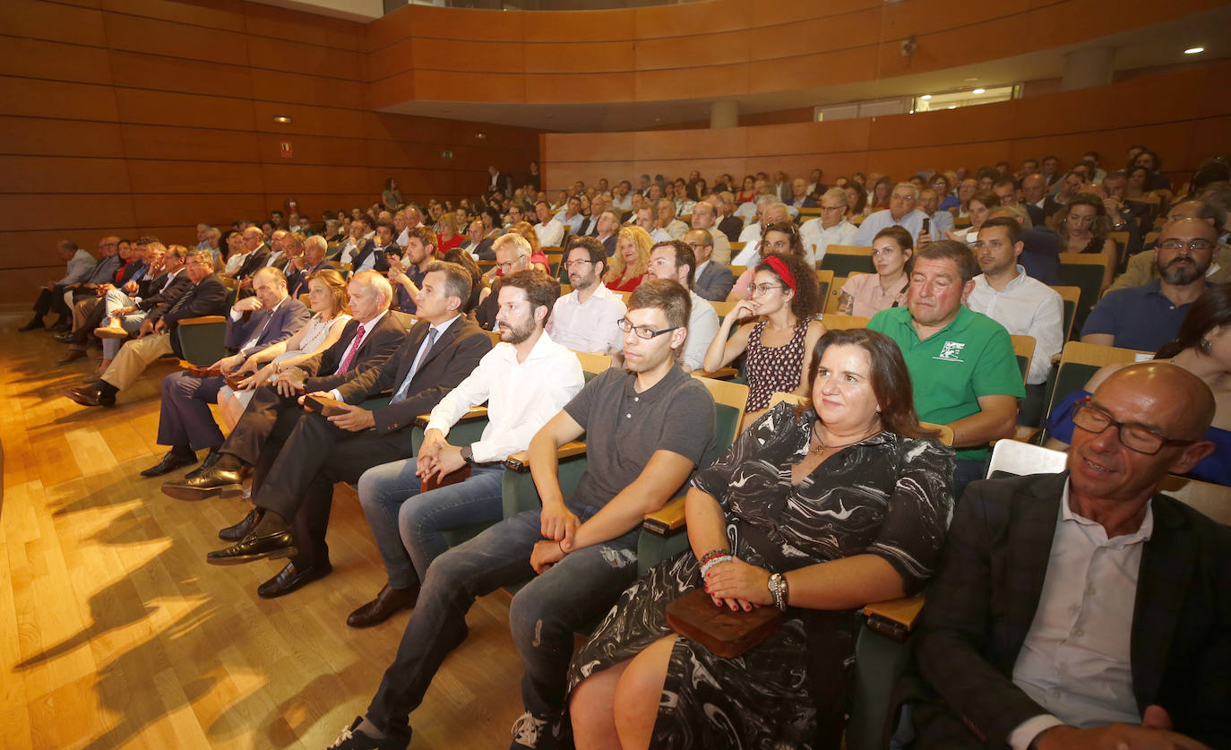 El emblemático Jardín Botánico de Valencia se convirtió en la tarde del martes en el escenario perfecto para el homenaje que LAS PROVINCIAS, en colaboración con Banco Santander e Idai Nature, brindó al sector agroalimentario de la Comunitat Valenciana. La primera edición de los Premios Agro pone en valor el talento y reconoce la constancia, el carácter emprendedor y la innovación que agricultores, ganaderos y empresarios de la agroalimentación aplican a su trabajo en un sector que supone en conjunto el 18% del PIB valenciano. Vicente Fontestad, presidente del grupo Fontestad, exportador de cítricos, recibía el galardón a la Trayectoria 'Toda una vida'. El premio a la Integración Medioambiental recayó en Elvira Chorques, ganadera y veterinaria. Vicky Foods, antigua Dulcesol, era reconocida con el galardón a la Transformación Agroalimentaria. La cooperativa de segundo grado Anecoop recibía el premio a la Exportación. A Adolfo García, gerente de Ecoiberope, se le entregó el premio a la Innovación por su trabajo en la especialidad de procesados veganos. La quesería La Planeta de Xert, recibía el premio a la Iniciativa Joven. El premio a la Mujer del Año ha correspondido a Regina Monsalve, ingeniera agrícola y empresaria. 