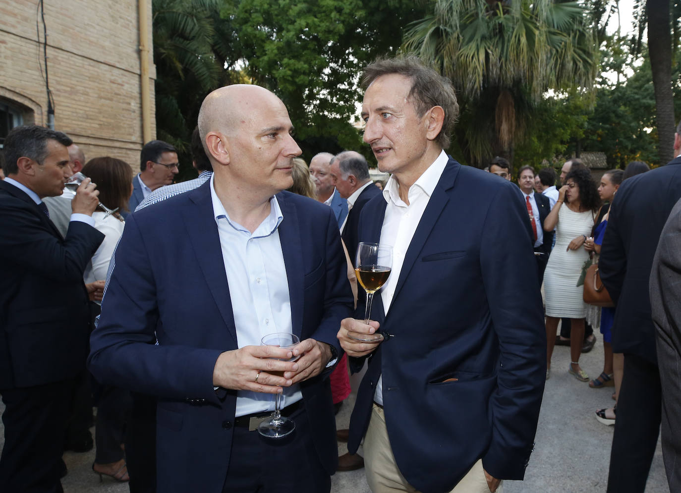 El emblemático Jardín Botánico de Valencia se convirtió en la tarde del martes en el escenario perfecto para el homenaje que LAS PROVINCIAS, en colaboración con Banco Santander e Idai Nature, brindó al sector agroalimentario de la Comunitat Valenciana. La primera edición de los Premios Agro pone en valor el talento y reconoce la constancia, el carácter emprendedor y la innovación que agricultores, ganaderos y empresarios de la agroalimentación aplican a su trabajo en un sector que supone en conjunto el 18% del PIB valenciano. Vicente Fontestad, presidente del grupo Fontestad, exportador de cítricos, recibía el galardón a la Trayectoria 'Toda una vida'. El premio a la Integración Medioambiental recayó en Elvira Chorques, ganadera y veterinaria. Vicky Foods, antigua Dulcesol, era reconocida con el galardón a la Transformación Agroalimentaria. La cooperativa de segundo grado Anecoop recibía el premio a la Exportación. A Adolfo García, gerente de Ecoiberope, se le entregó el premio a la Innovación por su trabajo en la especialidad de procesados veganos. La quesería La Planeta de Xert, recibía el premio a la Iniciativa Joven. El premio a la Mujer del Año ha correspondido a Regina Monsalve, ingeniera agrícola y empresaria. 