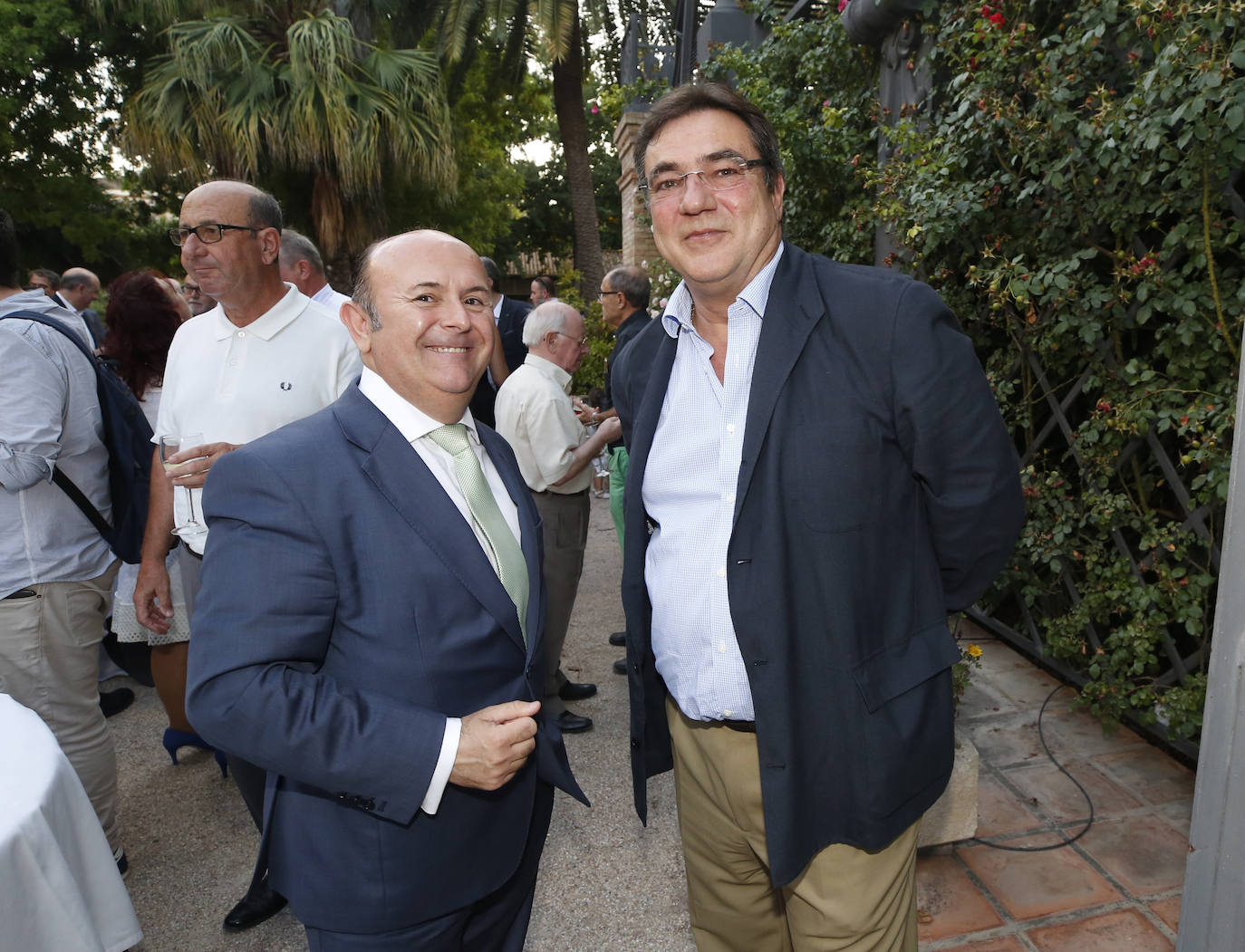 El emblemático Jardín Botánico de Valencia se convirtió en la tarde del martes en el escenario perfecto para el homenaje que LAS PROVINCIAS, en colaboración con Banco Santander e Idai Nature, brindó al sector agroalimentario de la Comunitat Valenciana. La primera edición de los Premios Agro pone en valor el talento y reconoce la constancia, el carácter emprendedor y la innovación que agricultores, ganaderos y empresarios de la agroalimentación aplican a su trabajo en un sector que supone en conjunto el 18% del PIB valenciano. Vicente Fontestad, presidente del grupo Fontestad, exportador de cítricos, recibía el galardón a la Trayectoria 'Toda una vida'. El premio a la Integración Medioambiental recayó en Elvira Chorques, ganadera y veterinaria. Vicky Foods, antigua Dulcesol, era reconocida con el galardón a la Transformación Agroalimentaria. La cooperativa de segundo grado Anecoop recibía el premio a la Exportación. A Adolfo García, gerente de Ecoiberope, se le entregó el premio a la Innovación por su trabajo en la especialidad de procesados veganos. La quesería La Planeta de Xert, recibía el premio a la Iniciativa Joven. El premio a la Mujer del Año ha correspondido a Regina Monsalve, ingeniera agrícola y empresaria. 