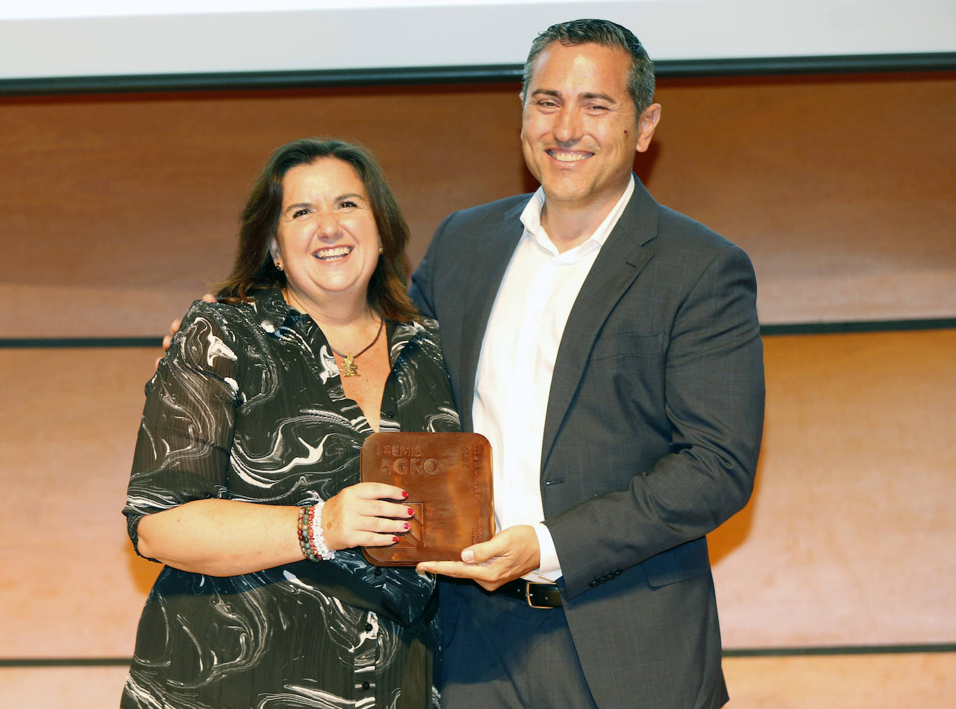 Mujer del Año. Regina Monsalve, ingeniera y emprendedora agroganadera, recoge el galardón de manos de Carlos Ledó Orriach, CEO de Idai Nature. 