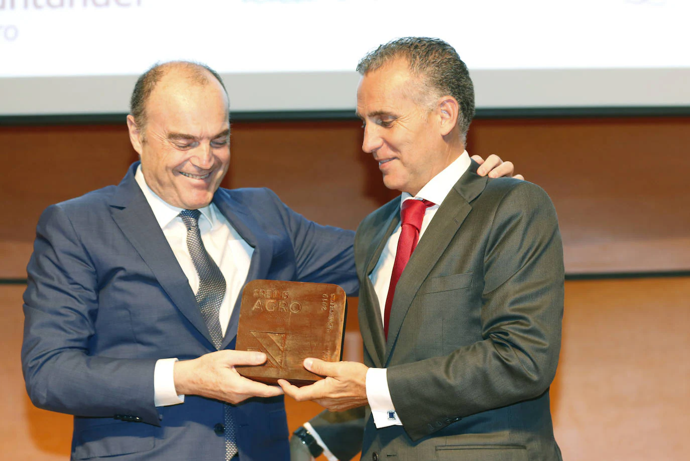 Trayectoria. Antonio Valldecabres, director territorial de Banco Santander, entrega el galardón a Vicente Fontestad Ballester, exportador de cítricos. 