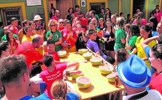 Las cucañas han llenado de diversión todos los distritos falleros de la ciudad.